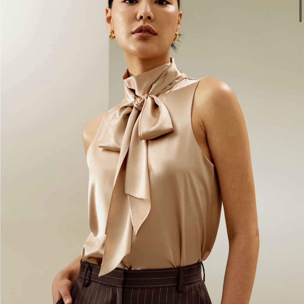 Chic Sleeveless Blouse with Bow Tie